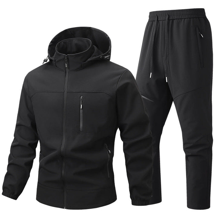 Zweiteiliger Herren Jogginganzug: Atmungsaktive Kapuzenjacke und passende Sporthose für maximalen Komfort.