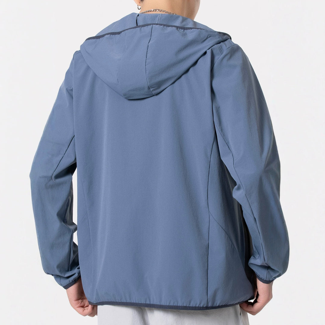 Detailansicht der atmungsaktiven & winddichten Herren Outdoorjacke mit robustem Reißverschluss und Stoffstruktur.