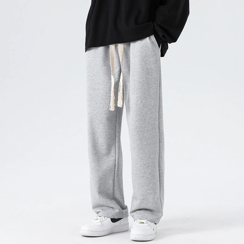 Nahaufnahme der grauen Herren Jogginghose; elastischer Bund für optimalen Komfort.