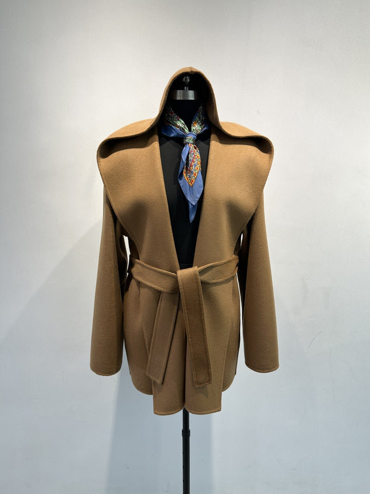 Schicker Kapuzen-Wickelmantel für Damen im Oversize-Look. Moderner Frauen Winter & Übergangsjacke.