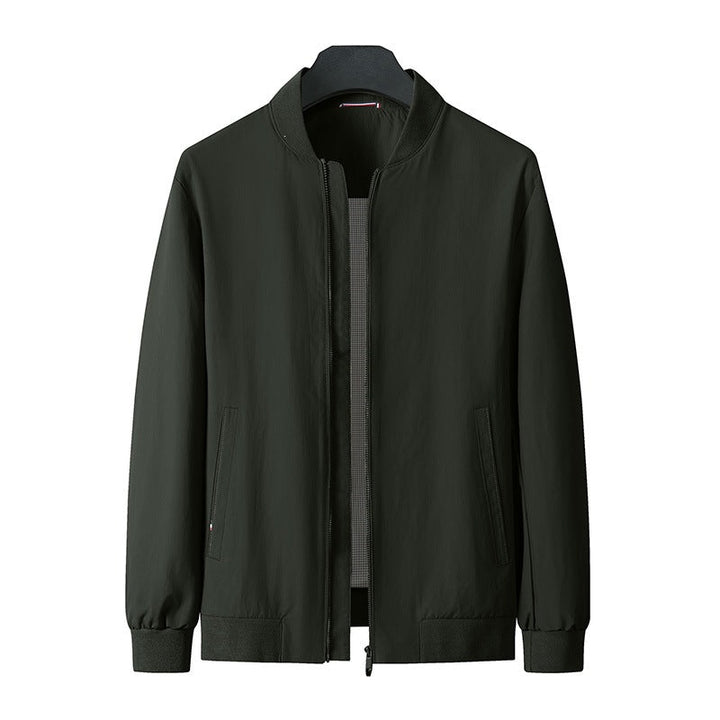 Mann trägt stylische, leichte Herren-Übergangsjacke. Perfekt für Frühling, Herbst & entspannte Freizeit-Looks.