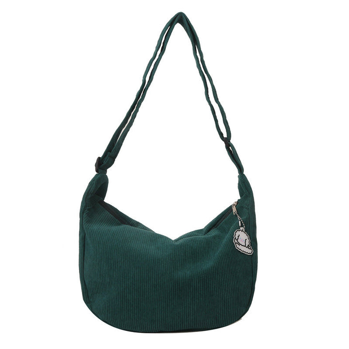 Nahaufnahme der SandsBerg Damen Alltags-Schultertasche, mit markantem Anhänger.