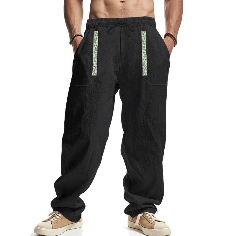 Mann trägt lässige Herren Cargo-Hose in Olivgrün kombiniert mit T-Shirt, ideal für entspannte Outdoor-Aktivitäten.