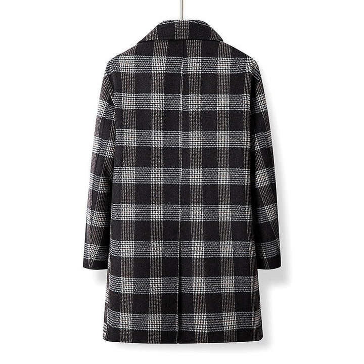Klassischer karierter Damen-Doppelbrustmantel; modische Oberbekleidung für einen zeitlosen Look.