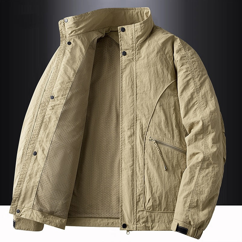 Schwarze Herren Sportjacke, wasserabweisend & leicht. Perfekt für Joggen, Radfahren und Outdoor-Aktivitäten.