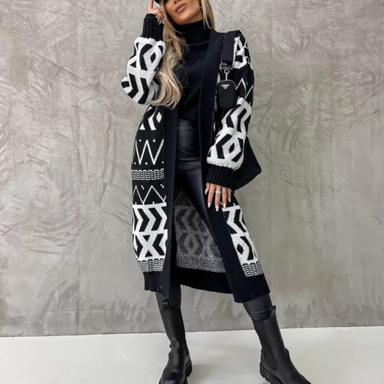 Modell trägt eleganten, langärmligen Damen Strickmantel mit geometrischem Muster. Perfekt als Überwurfjacke.
