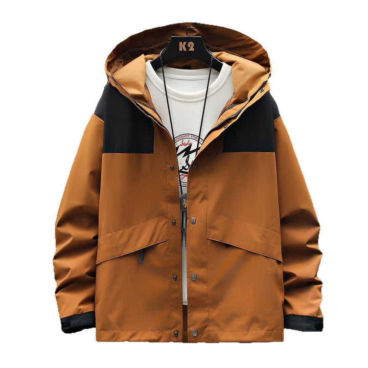 Moderne Herren Allwetterjacke mit Reißverschluss, bietet Schutz vor Wind und leichtem Regen.