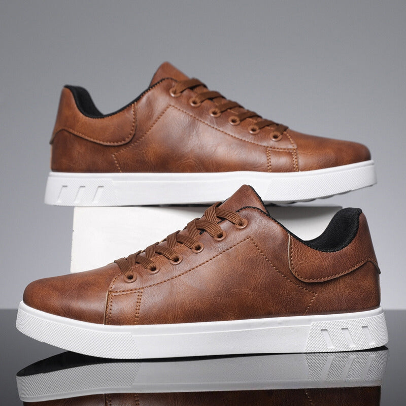 Elegante walnussbraune vegane Herren-Sneaker. Bequeme & schlichte Alltagsschuhe für bewusste Männer.