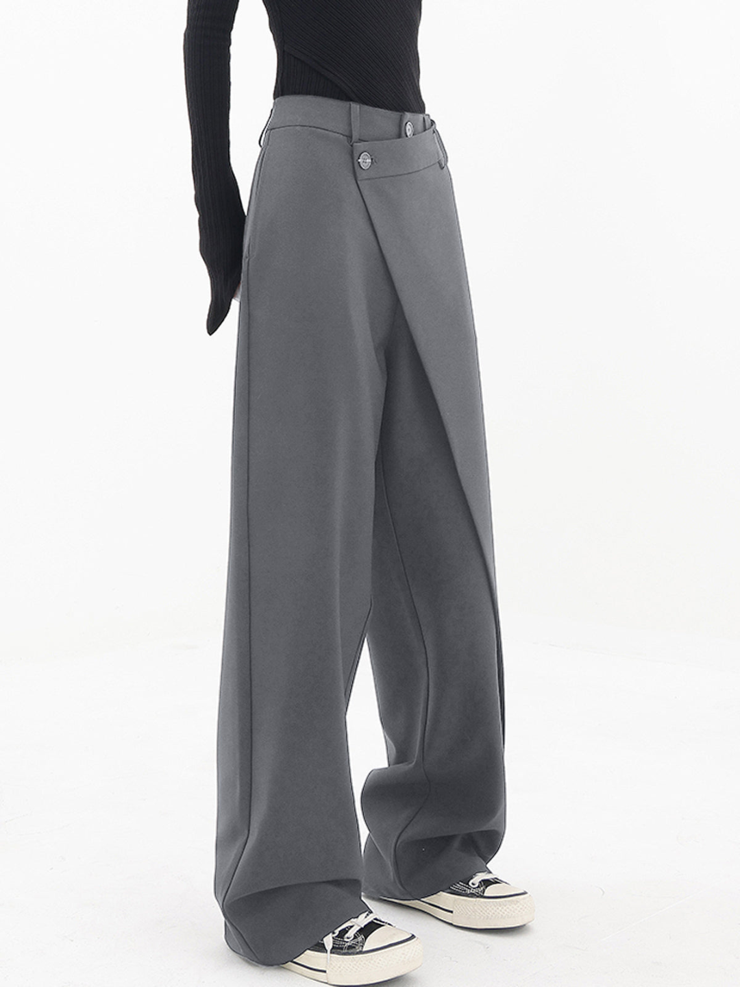 Asymmetrische Taille bei modischer schwarzer Damen Baggy-Hose, urban und weit geschnitten. Perfekter Streetwear Look.