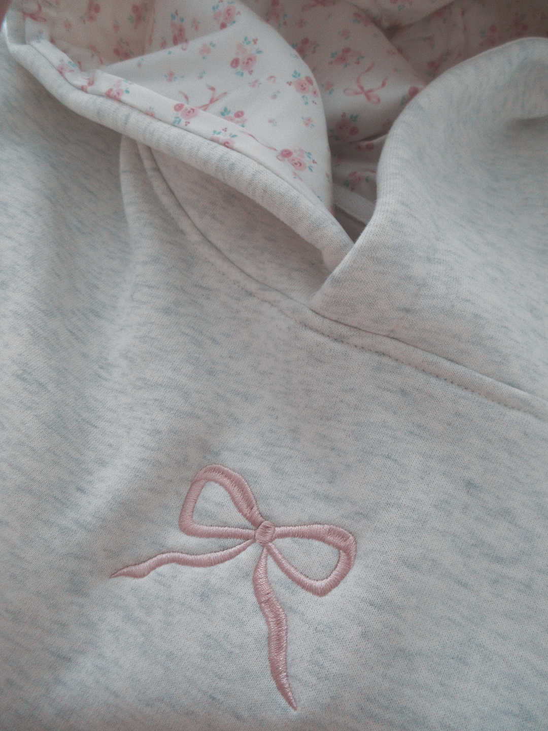 Damen Hoodie Regular Fit mit stilvoller rosa Schleife, perfekt für Alltag & Freizeit. Komfortabler Kapuzenpullover.
