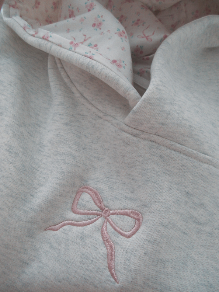 Damen Hoodie Regular Fit mit stilvoller rosa Schleife, perfekt für Alltag & Freizeit. Komfortabler Kapuzenpullover.