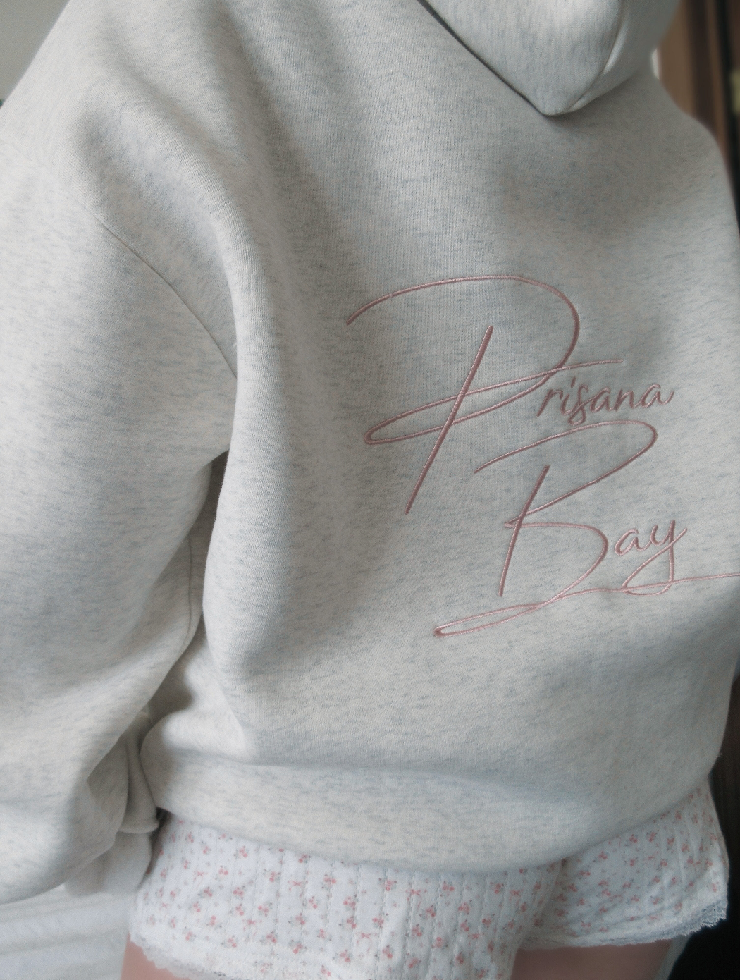Damen Kapuzenpullover Elodie: Weißer, weicher Freizeit-Pullover mit Schleifenmotiv. Modisch & bequem.