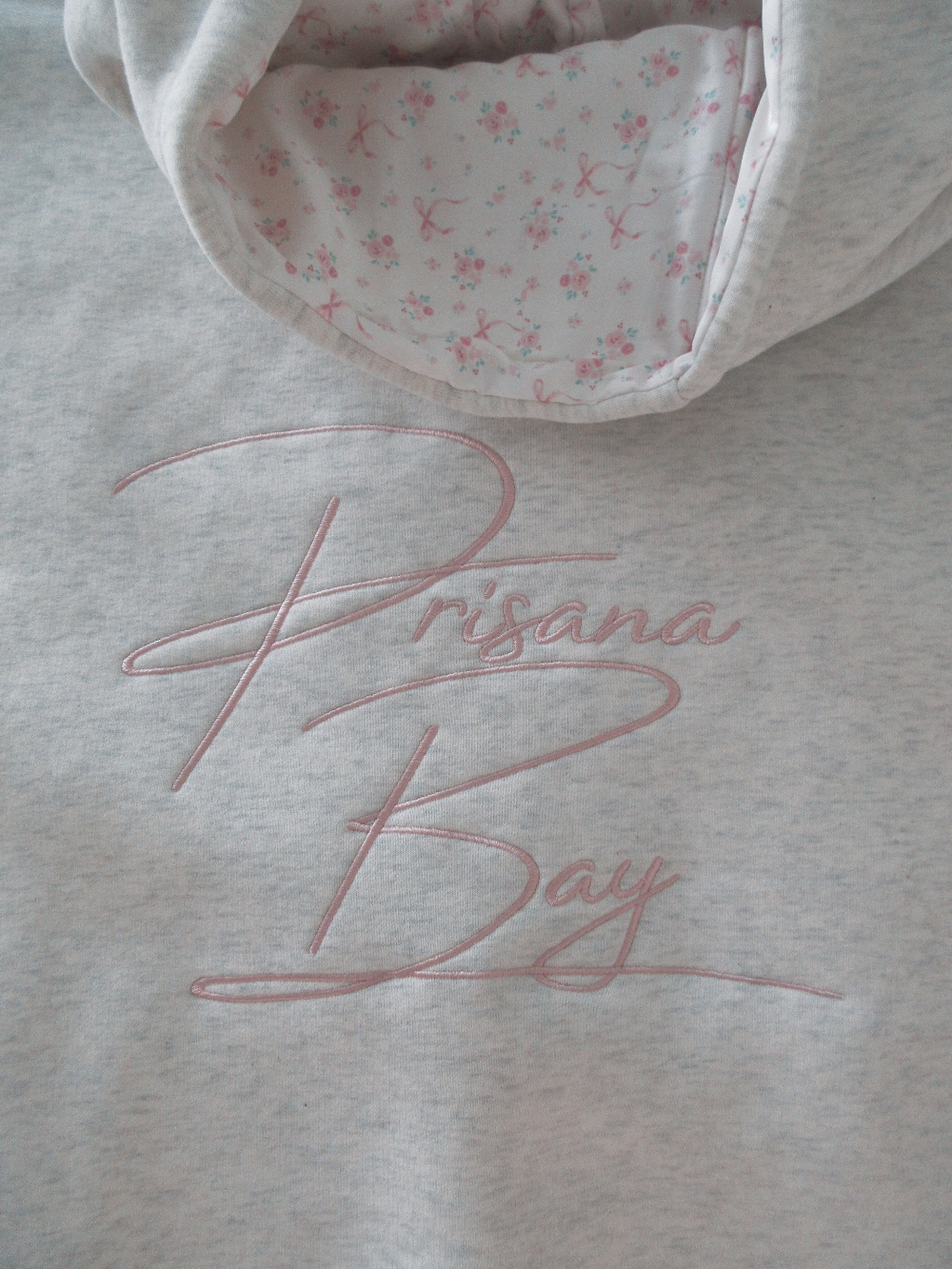 Femininer Damen Hoodie Regular Fit mit süßer rosa Schleife. Gemütlicher Kapuzenpullover für stilvolle Freizeitlooks.