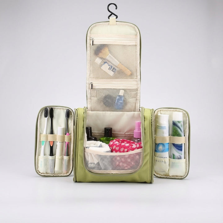 Geöffnete faltbare Kulturtasche mit Haken, zeigt viele Fächer zur übersichtlichen Organisation von Reise-Kosmetik.