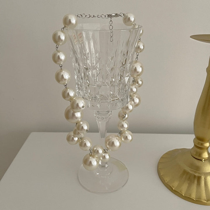 Hochwertige Damen Halskette mit schimmernden Resinperlen, ein eleganter Schmuck für die moderne Frau.