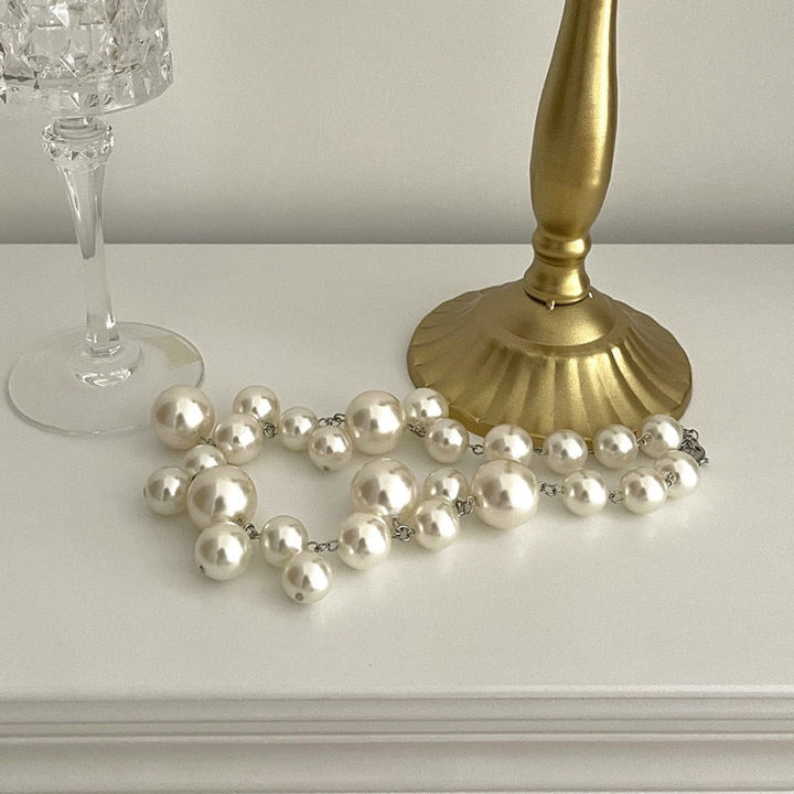 Detailaufnahme einer klassischen Damen Perlenkette, die feine Eleganz und makellose Verarbeitung zeigt.