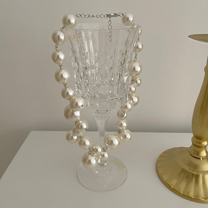 Damen Perlenkette als stilvolles Accessoire, ideal für formelle Anlässe oder als eleganter Alltags-Schmuck.