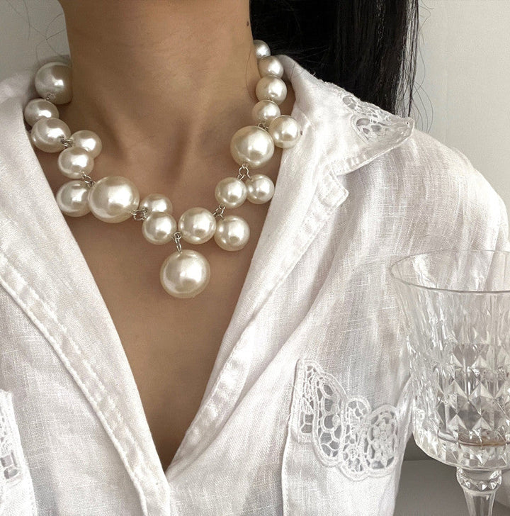 Nahaufnahme der glatten, runden Resinperlen dieser eleganten Damen Halskette, ein Symbol zeitloser Eleganz.