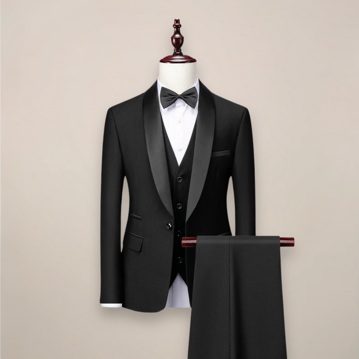 Stilvoller Herren Tuxedo Dreiteiler, perfekt für Gala & Hochzeit. Klassischer schwarzer Anzug mit Sakko, Weste, Hose.