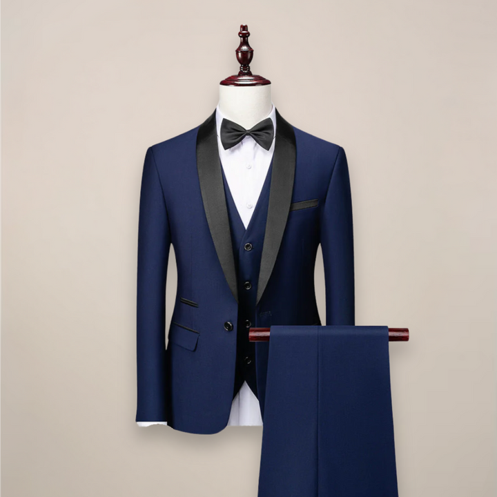 Mann trägt eleganten schwarzen Herren Tuxedo Dreiteiler. Perfekter Hochzeits- & Galaanzug für stilvolle Auftritte.