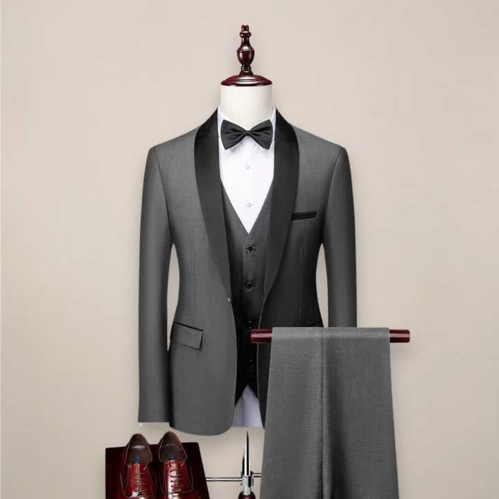 Rückenansicht eines schwarzen Herren Tuxedo Dreiteilers. Formeller Anzug für festliche Abendmode bei Hochzeiten & Galas.
