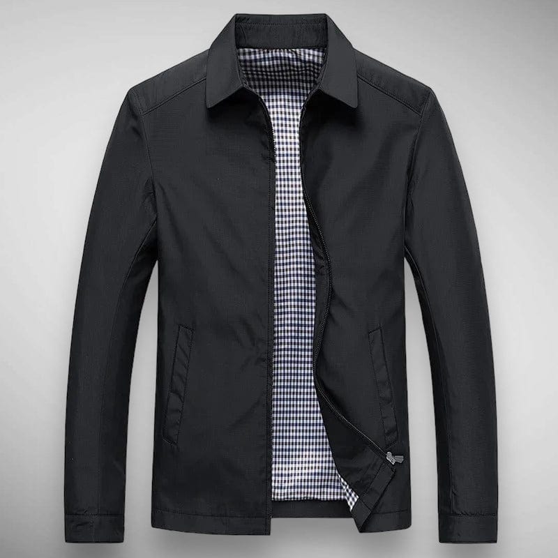 Mann trägt leichte, wasserabweisende Herren Windjacke im Freien, ideal für sportliche Aktivitäten und Alltag.