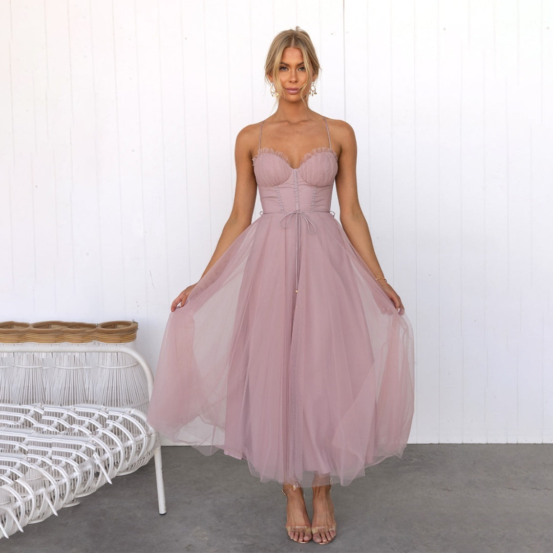 Feminines Cocktailkleid Midi in A-Linie mit dünnen Spaghettiträgern, elegant für besondere Nächte.