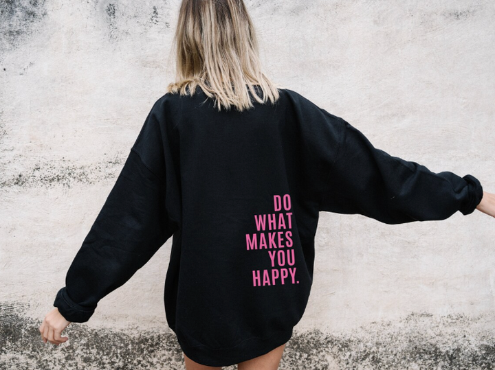Model trägt lockeren Damen Oversized Kapuzenpullover in Schwarz. 'DO WHAT MAKES YOU HAPPY' für entspannte Tage.