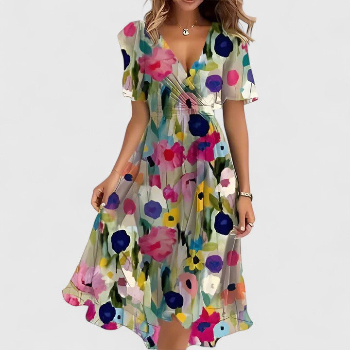 Modisches Slim Fit Sommerkleid für Damen mit lebhaftem floralen Muster, perfekt als Freizeit- oder Partykleid.