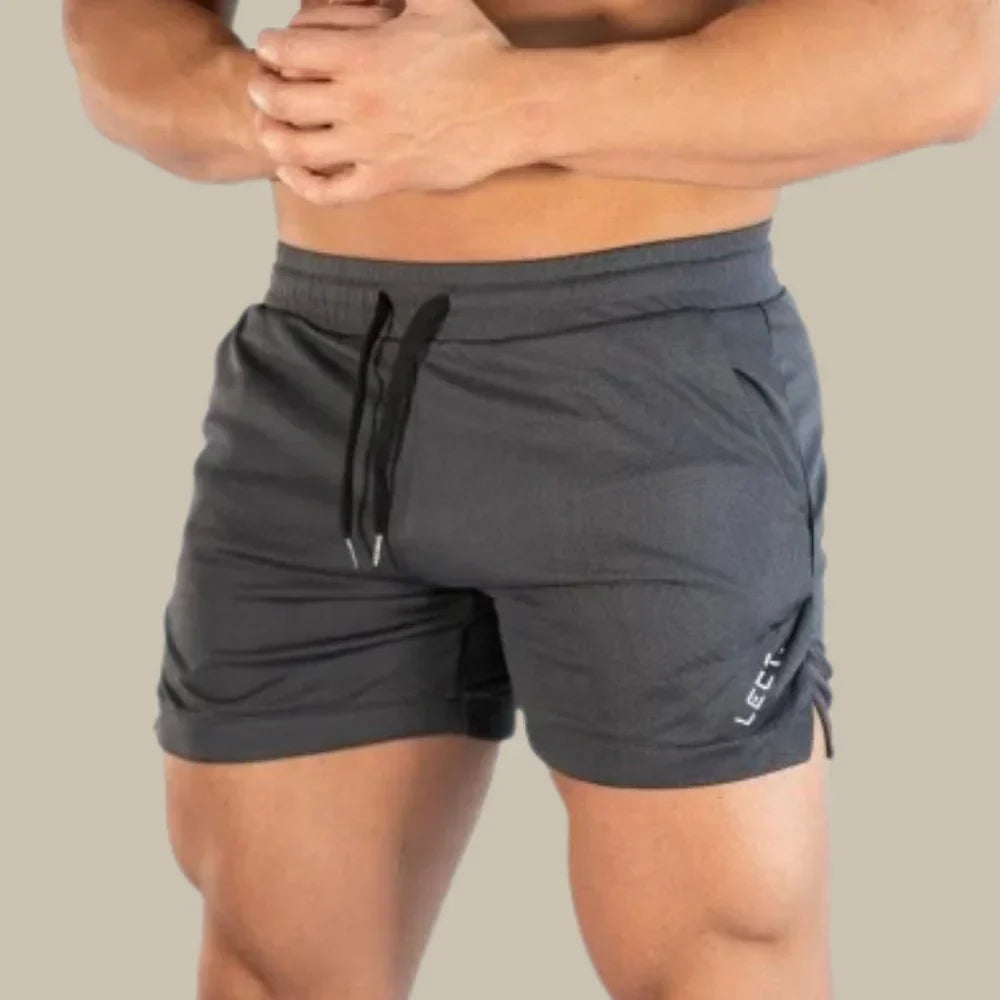 Moderne, kurze Herren Schwimmhose für Sport & Strand. Sportliche Badehose für aktive Männer im Sommer.
