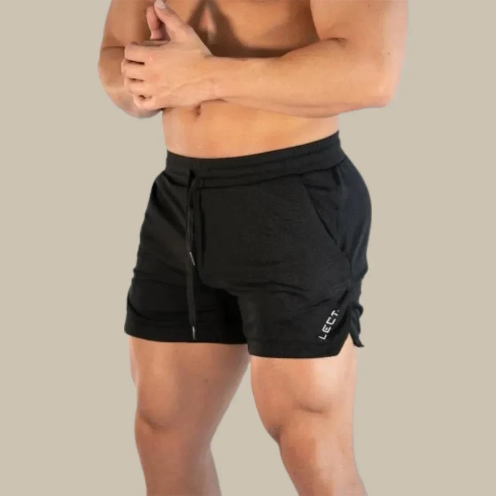 Nahaufnahme der Herren Badehose, Details zur sportlichen Passform. Schnelltrocknende Schwimmhose für Freizeitaktivitäten.