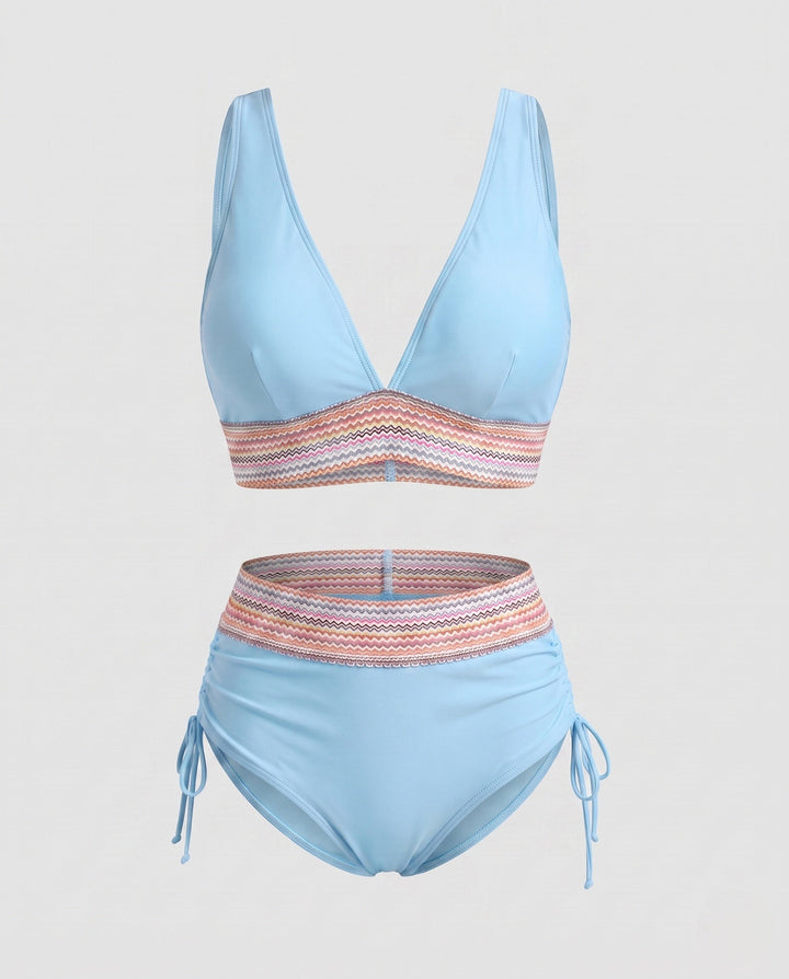 Komfortabler Damen Sommerbikini mit V-Ausschnitt, hochgeschnittenem Schnitt & dezenten Raffdetails.