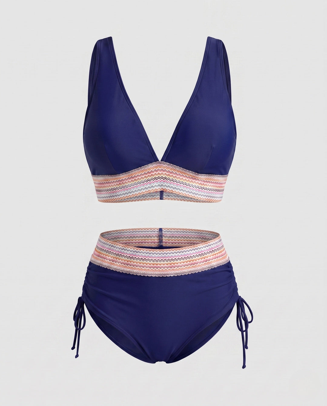 Zeitloser Damen Bikini: Hochgeschnitten, V-Ausschnitt, Raffdetails. Perfekt für den Sommerurlaub.