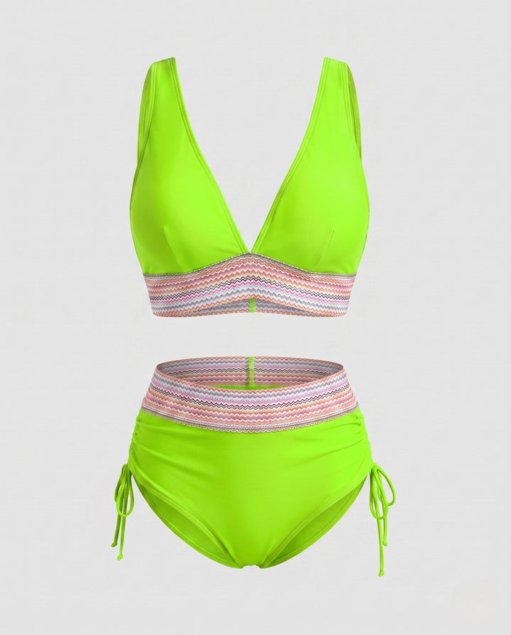 Nahaufnahme Raffung am Damen V-Ausschnitt Bikini Oberteil, hochgeschnittenes Bademoden-Set.