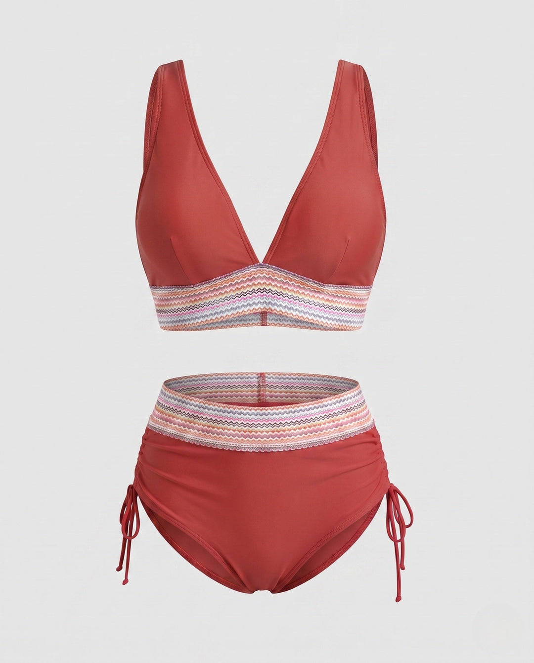 Figurschmeichelnder Damen Bikini: hochgeschnittenes Höschen, V-Ausschnitt Oberteil mit eleganten Raffungen.