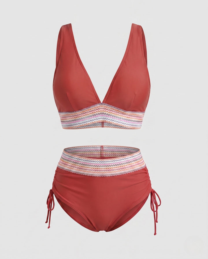 Figurschmeichelnder Damen Bikini: hochgeschnittenes Höschen, V-Ausschnitt Oberteil mit eleganten Raffungen.