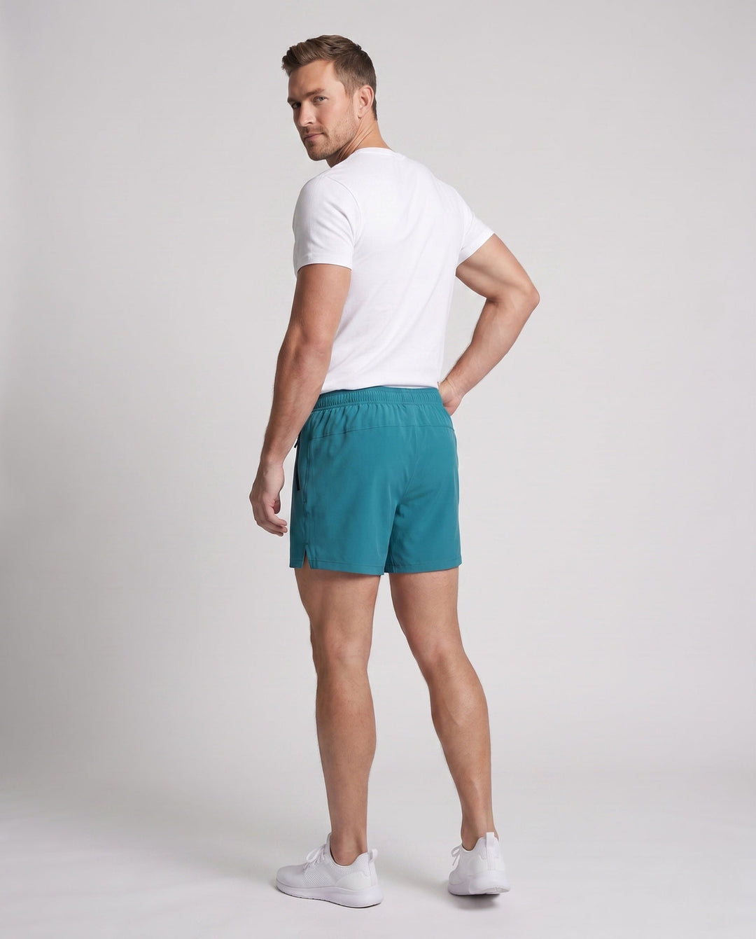 Nahaufnahme der Reißverschlusstaschen an wasserabweisenden Herren Badeshorts für sichere Aufbewahrung.
