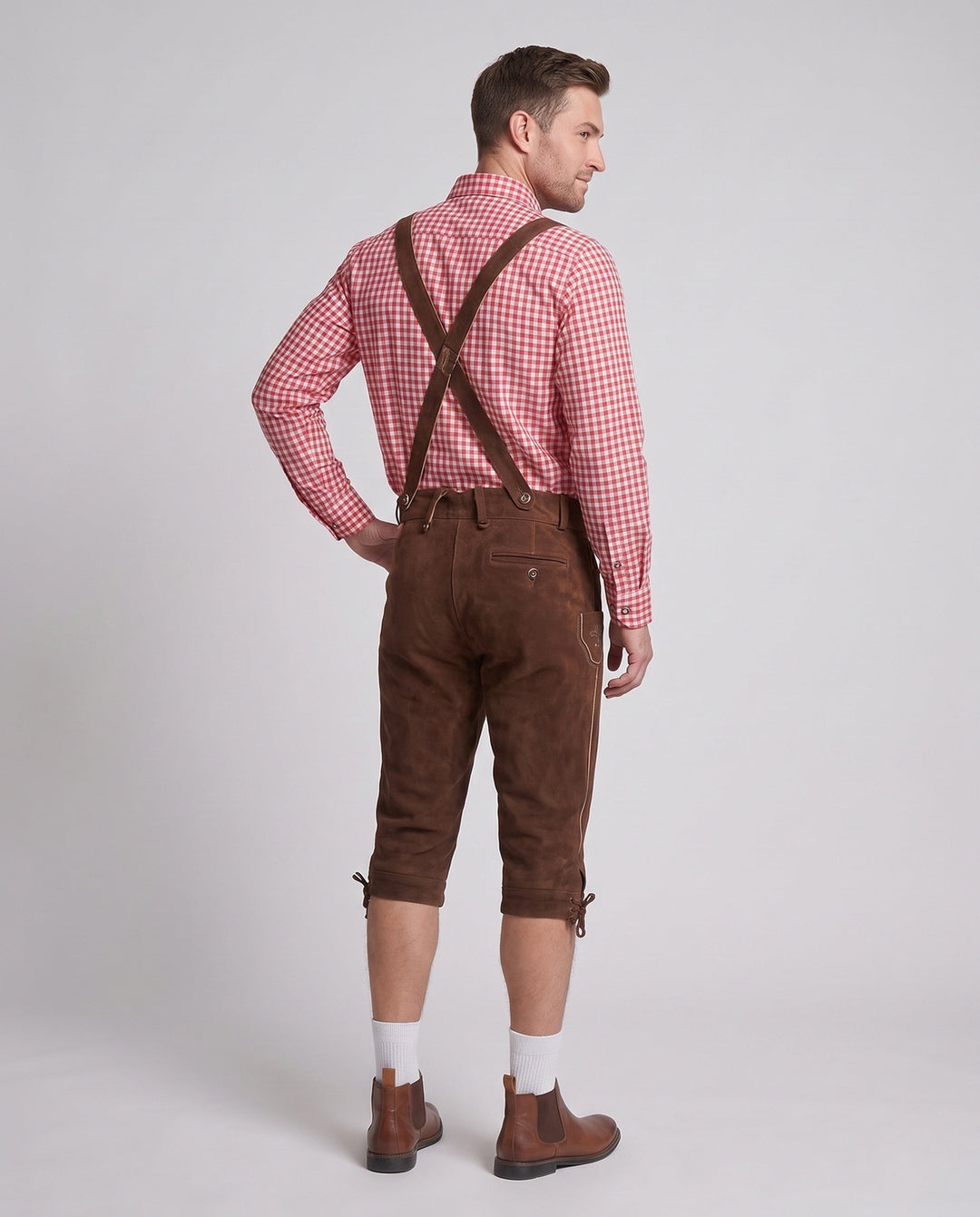 Hochwertige Herren Lederhose, traditionell geschnitten, mit feinen Stickereien. Ideal für Trachtenmode & Oktoberfest.