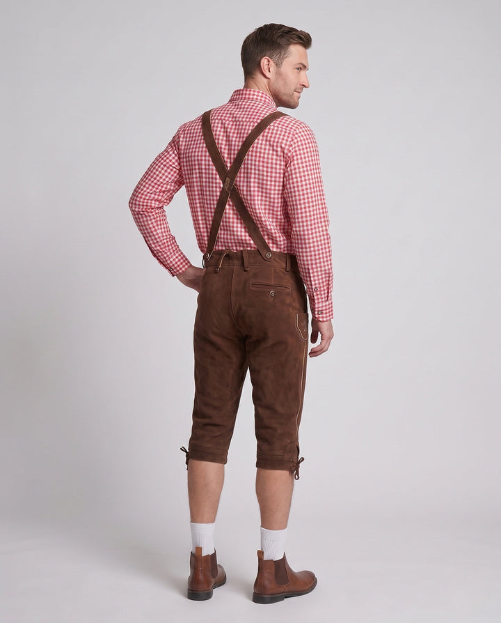 Hochwertige Herren Lederhose, traditionell geschnitten, mit feinen Stickereien. Ideal für Trachtenmode & Oktoberfest.