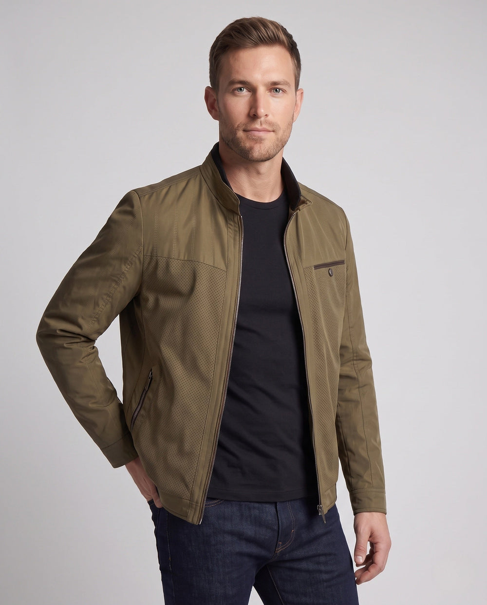 Detailansicht des Stehkragens der grünen Herren Hybridjacke. Atmungsaktives Material, ideal für Business Casual.