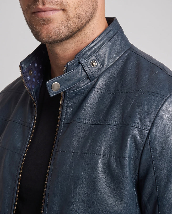 Urbaner Freizeit-Look: Mann trägt moderne Herren Blousonjacke mit Kontrastärmeln, perfekt als Herbstjacke.