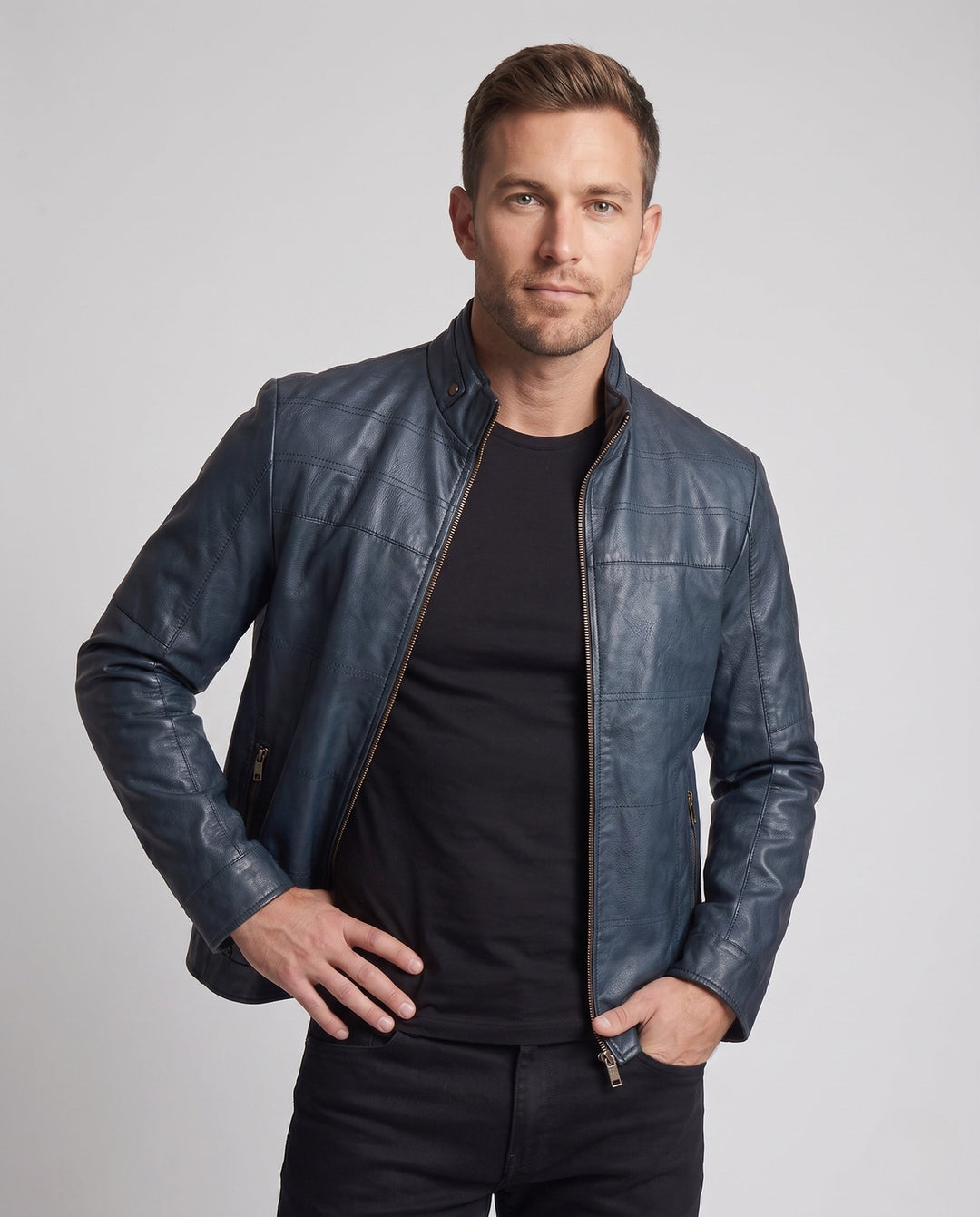 Detailaufnahme der modernen Herren Übergangsjacke: Stehkragen und robuster Reißverschluss im Utility-Stil.
