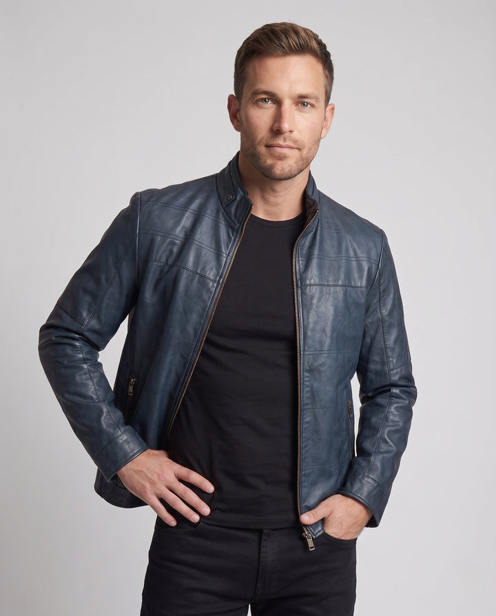 Detailaufnahme der modernen Herren Übergangsjacke: Stehkragen und robuster Reißverschluss im Utility-Stil.