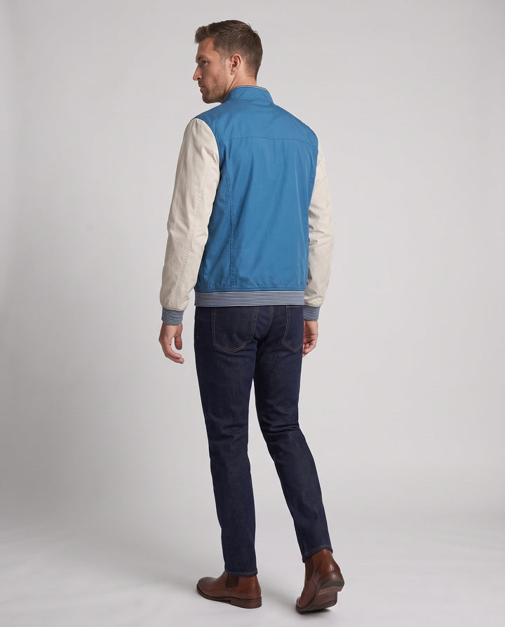 Stylische blaue Herren Übergangsjacke für urbane Freizeitlooks. Perfekte Casual Collegejacke für Frühling und Herbst.