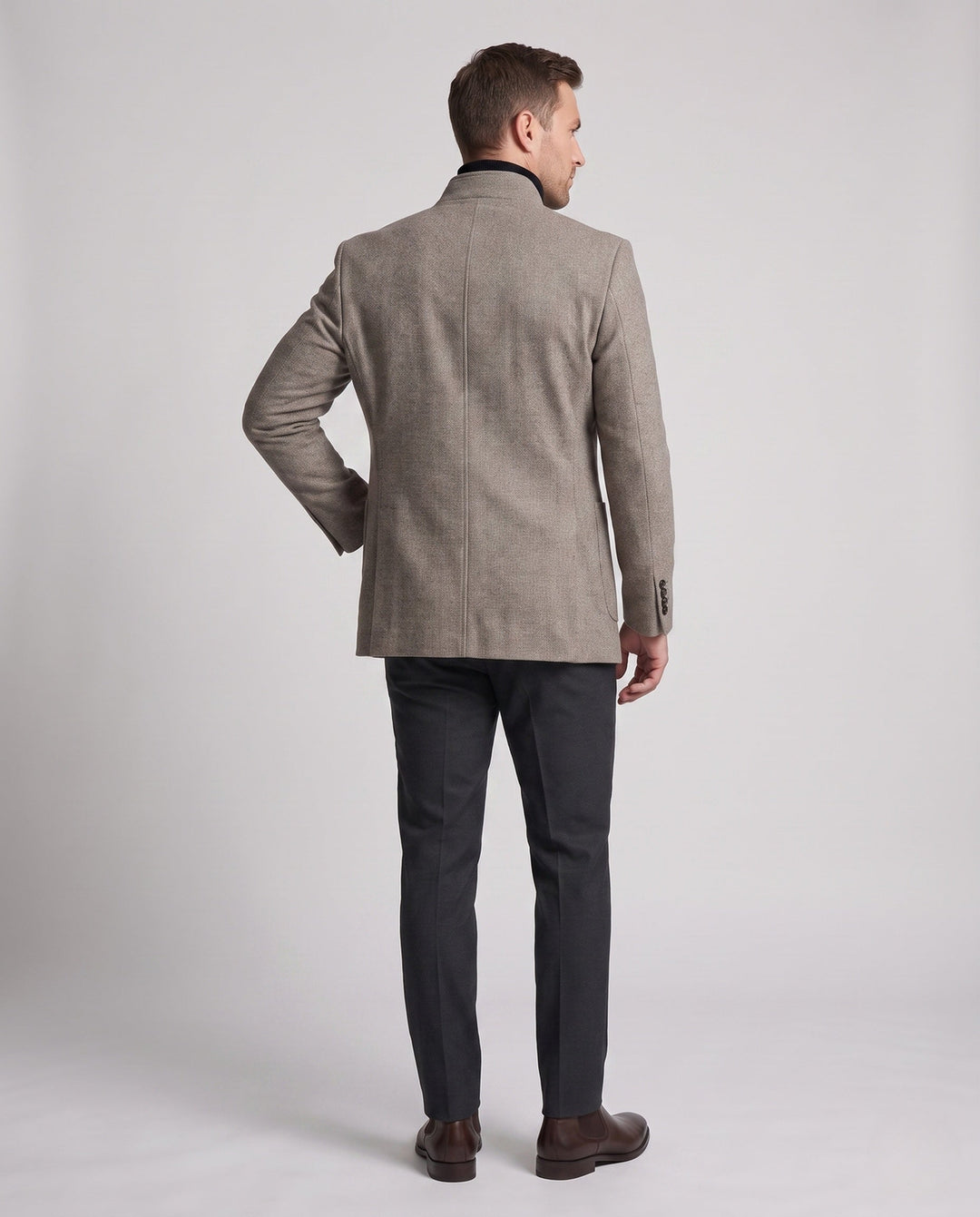 Eleganter Herren Oberbekleidung: Schwarzer Stehkragen-Mantel im Slim Fit. Für stilvolle Auftritte.