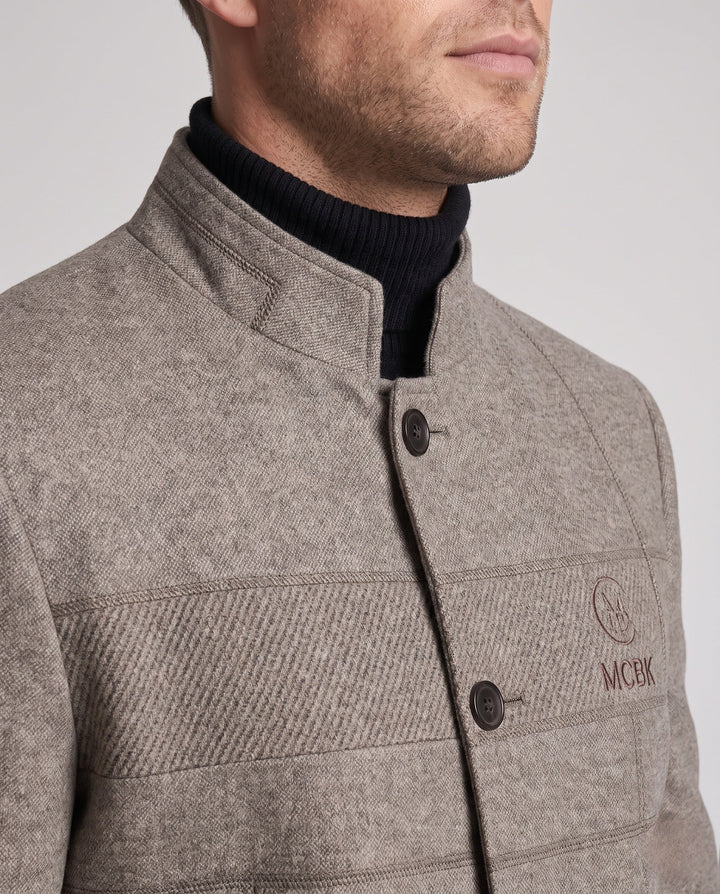 Moderner Herren Slim Fit Mantel mit Stehkragen und Knopfleiste. Ideal als Business oder Freizeitjacke.