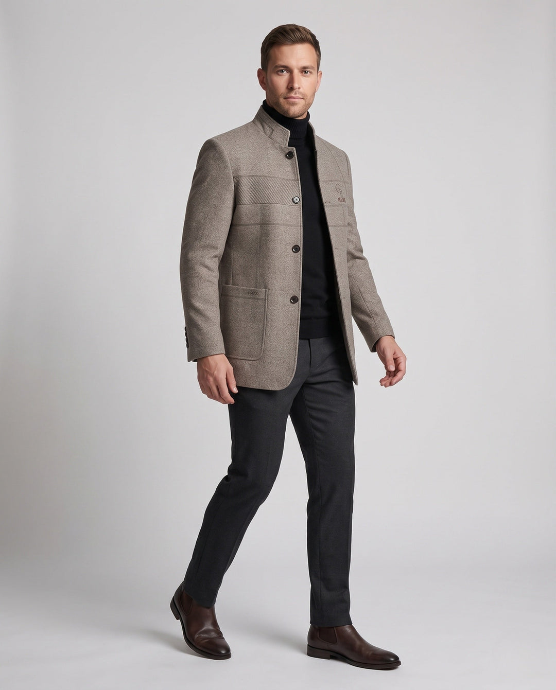 Herren Mantel mit Stehkragen in Slim Fit. Eleganter Business-Mantel für modernen Herrenstil.