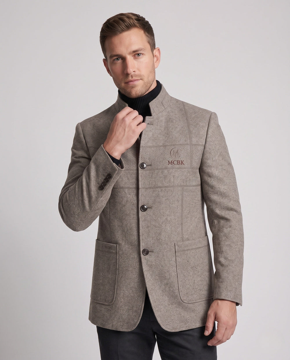 Stylischer Herren Übergangsmantel mit Stehkragen und schlankem Schnitt. Perfekt für elegante Herrenmode.