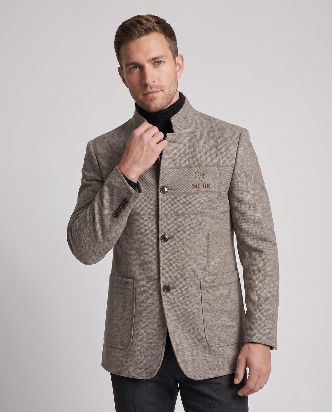 Stylischer Herren Übergangsmantel mit Stehkragen und schlankem Schnitt. Perfekt für elegante Herrenmode.