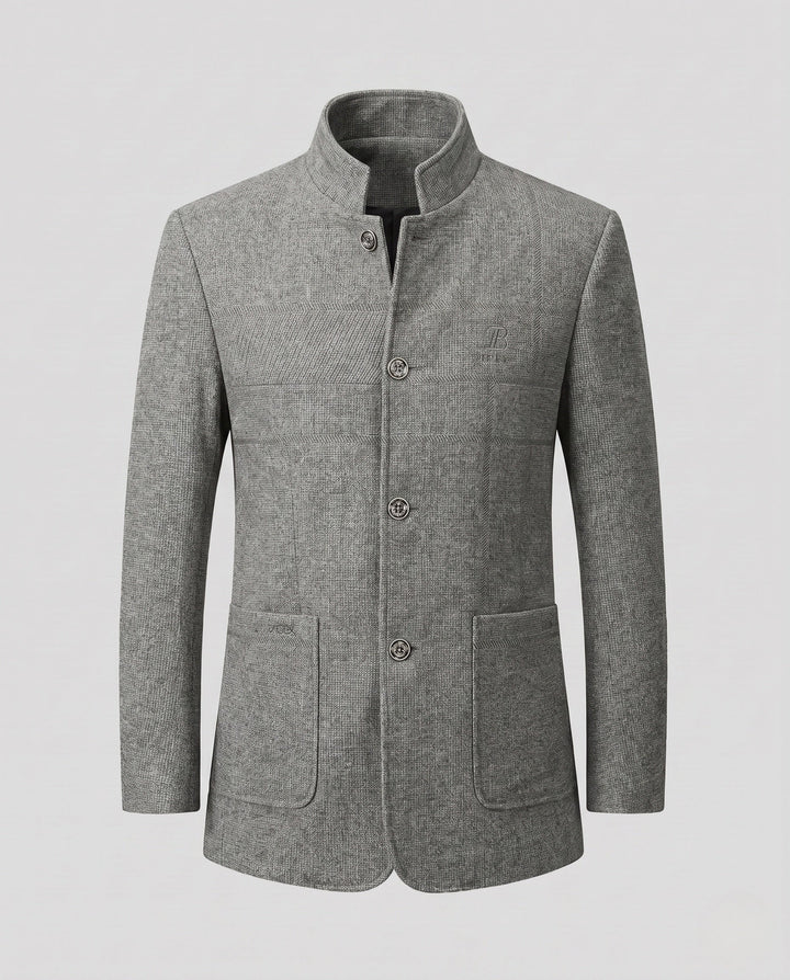 Mann trägt eleganten Herren Mantel mit Stehkragen. Slim Fit, moderner Business Stil.